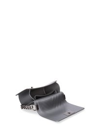 Borsa a mano grigia realizzata in un materiale morbido e flessibile, con apertura superiore, tracolla a catena e chiusura magnetica rettangolare con dettaglio del logo.