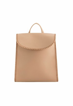 Mochila de piel beige con una solapa redondeada, superficie texturizada y un borde decorativo cosido. Cuenta con un asa en la parte superior para un fácil transporte.