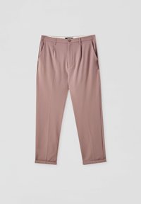 Světle hnědé kalhoty na míru vyrobené z hladkého materiálu, se bočními kapsami a zapínáním na knoflík, s puky na přední straně.