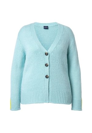Cardigan azzurro chiaro lavorato a maglia con scollo a V, tre bottoni marroni e polsini a coste con accenti gialli sui bordi delle maniche.