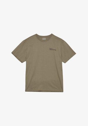 Oliwkowa bawełniana koszulka z okrągłym dekoltem, krótkimi rękawami i czarnym nadrukiem "HALO 19681972/981" na lewej piersi.