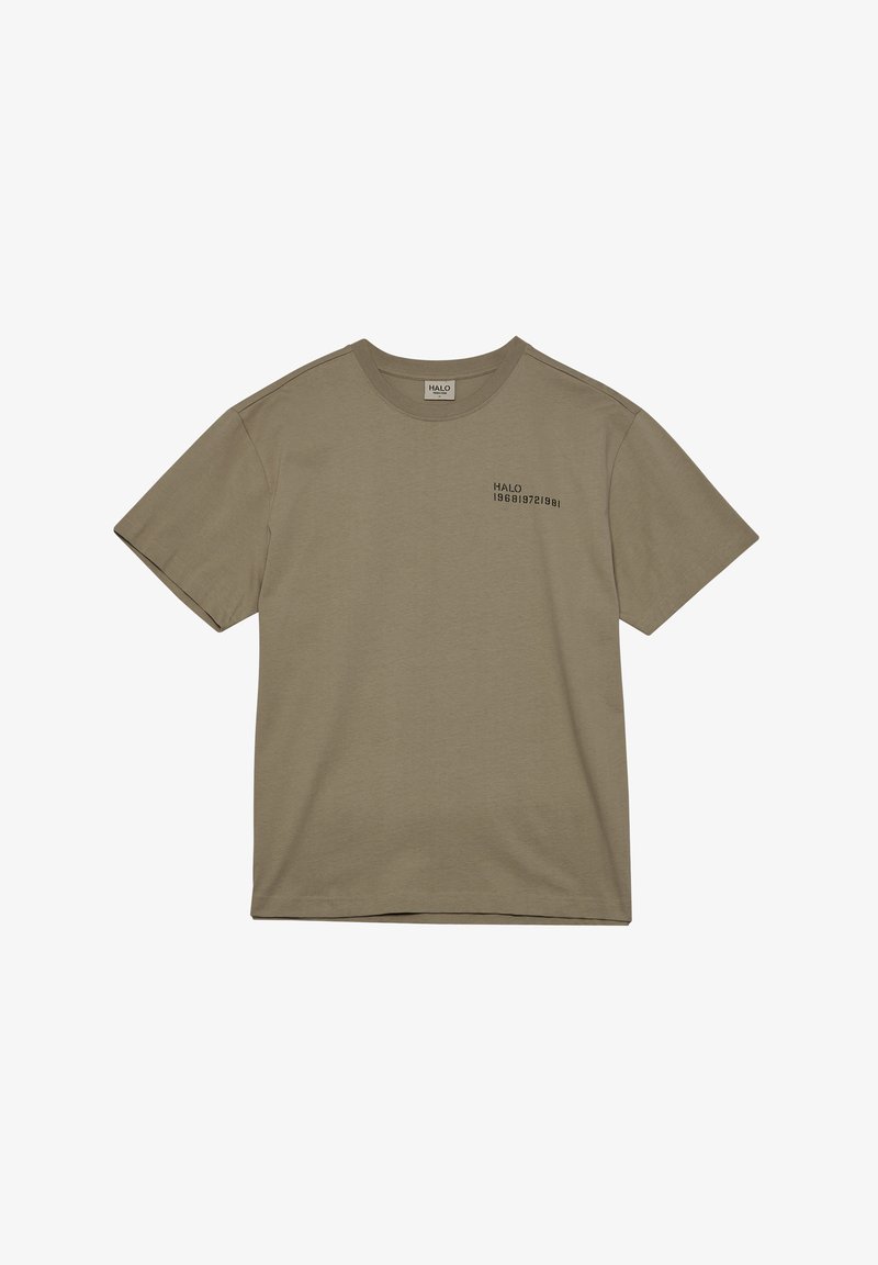 Olivengrøn bomulds t-shirt med rund hals, korte ærmer og et sort tryk med teksten "HALO 19681972/981" på venstre bryst.