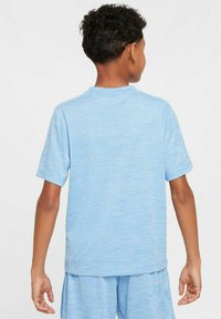T-shirt bleu clair à manches courtes avec un tissu texturé et respirant. Encolure ronde et coupe décontractée, associé à un short assorti.