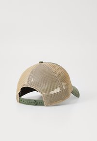 Cappello con retro in rete color sabbia, visiera verde, chiusura regolabile a scatto e dettagli di cucitura sottili. Design leggero e traspirante.