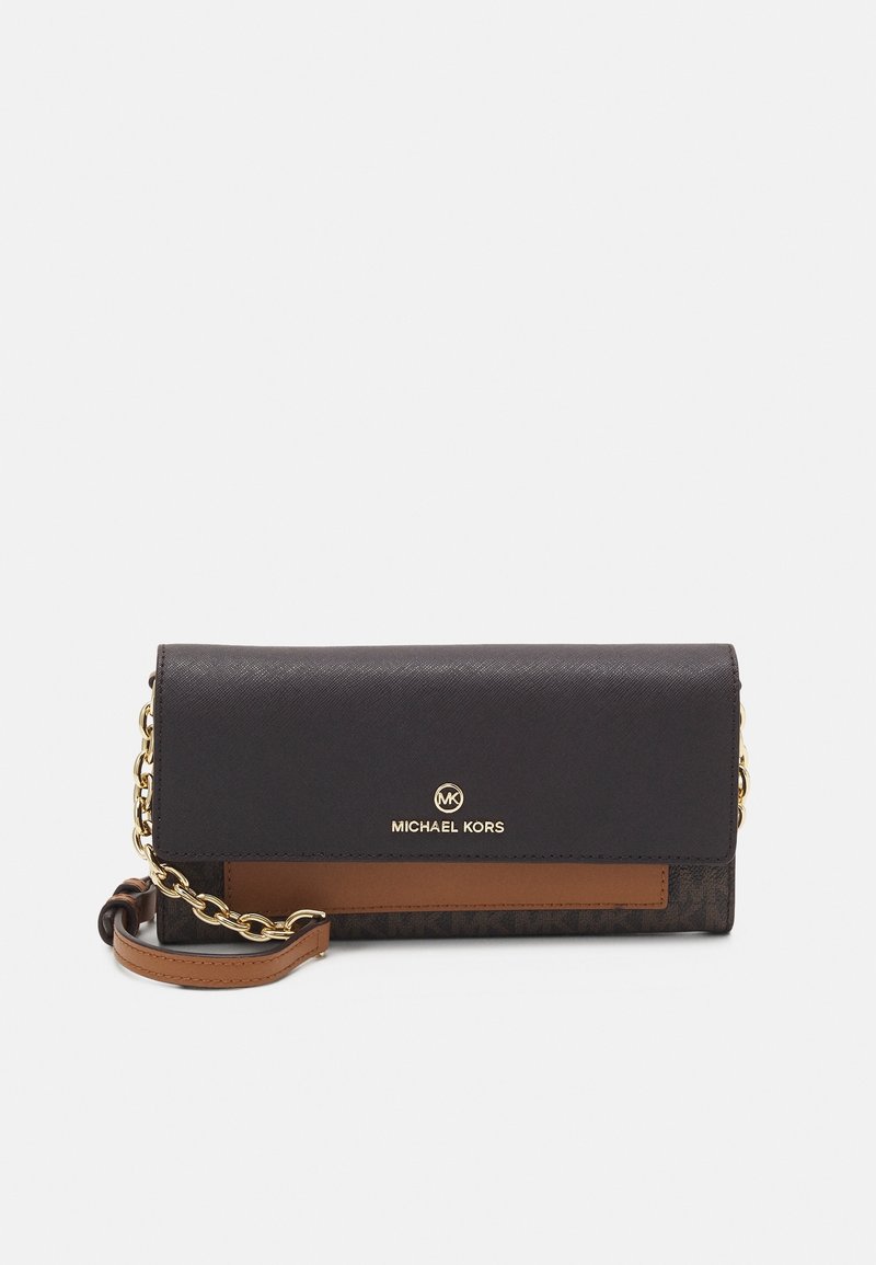 Portafoglio nero e marrone con tracolla a catena, caratterizzato da accenti in pelle, una superficie strutturata e un logo dorato sul davanti.