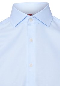 Chemise habillée bleu clair, texturée, avec un col boutonné et une fermeture à boutons. Comprend de petits motifs uniformes sur tout le tissu.