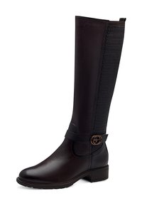 Botas de cuero negras hasta la rodilla con un panel texturizado, detalle de correa con un acento metálico circular y un tacón bajo.