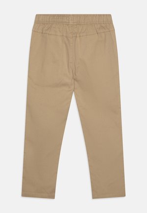 Spodnie w kolorze tan z elastycznym pasem, prostymi nogawkami i minimalnym przeszyciem, pokazane od tyłu na jednolitym tle.