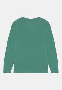Langarm-T-Shirt in einfarbigem Teal, aus weichem Stoff. Runder Halsausschnitt, gerader Schnitt und Abschluss mit umgeschlagenen Ärmeln.