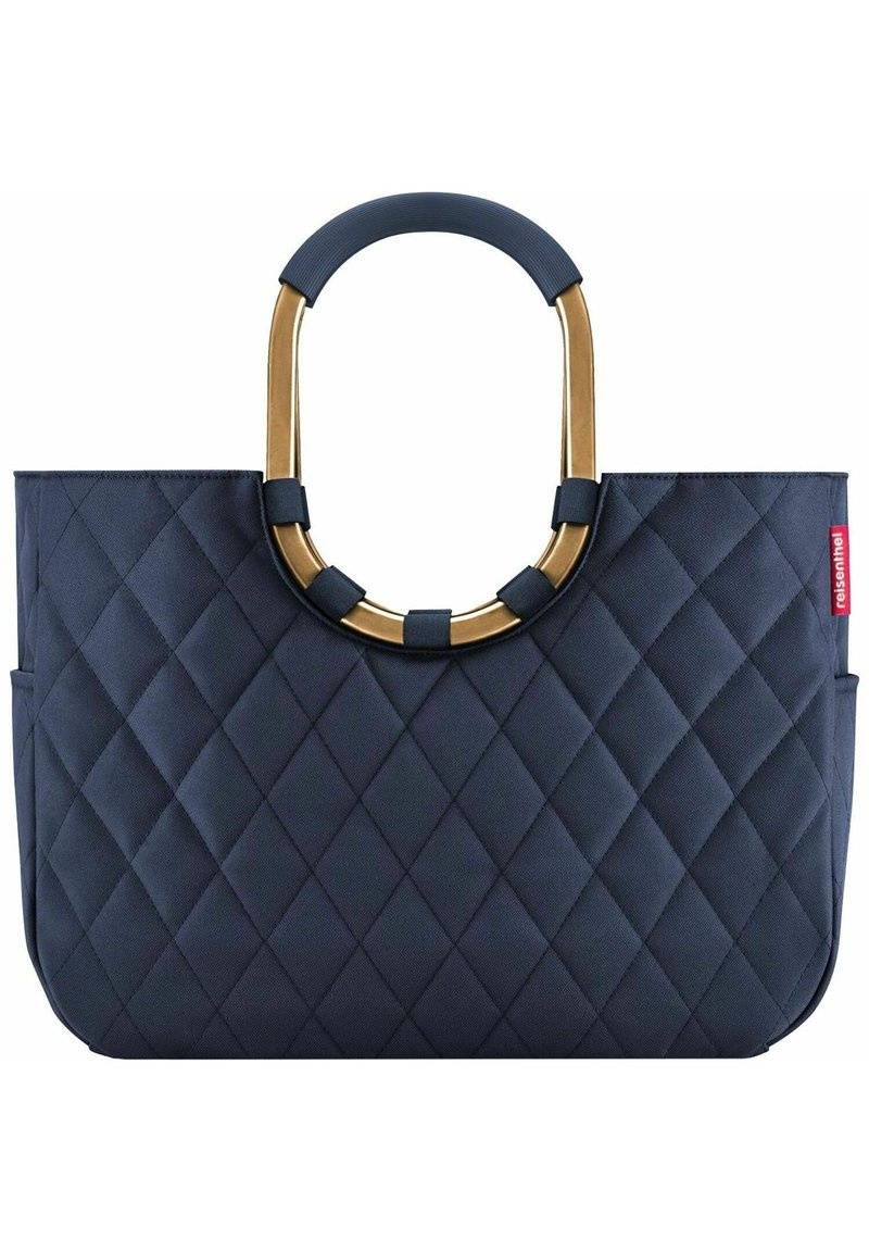 Bolso tote acolchado en color navy con un asa de metal en tono dorado, que presenta una textura suave y un patrón geométrico de diamantes en la superficie.