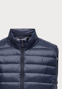 Gilet imbottito blu navy con alto colletto, chiusura a zip e texture trapuntata, dotato di un'etichetta con logo all'interno dell'area del colletto.