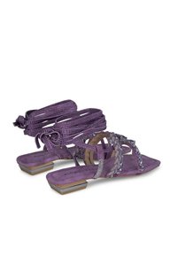 Las sandalias de ante morado cuentan con correas entrelazadas, adornadas con herrajes de plata y strass, y un pequeño tacón de bloque metálico.