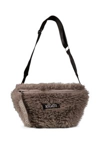 Pelsagt brun crossbody taske med lynlås, justerbar sort skulderrem og et mærke med teksten "10 DAGE." Blød tekstur og rund form.