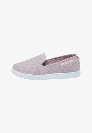 Pantofi slip-on din fetru roz deschis cu talpă din cauciuc alb și branding subtil ROMIKA pe lateral. Textură netedă și design minimalist.