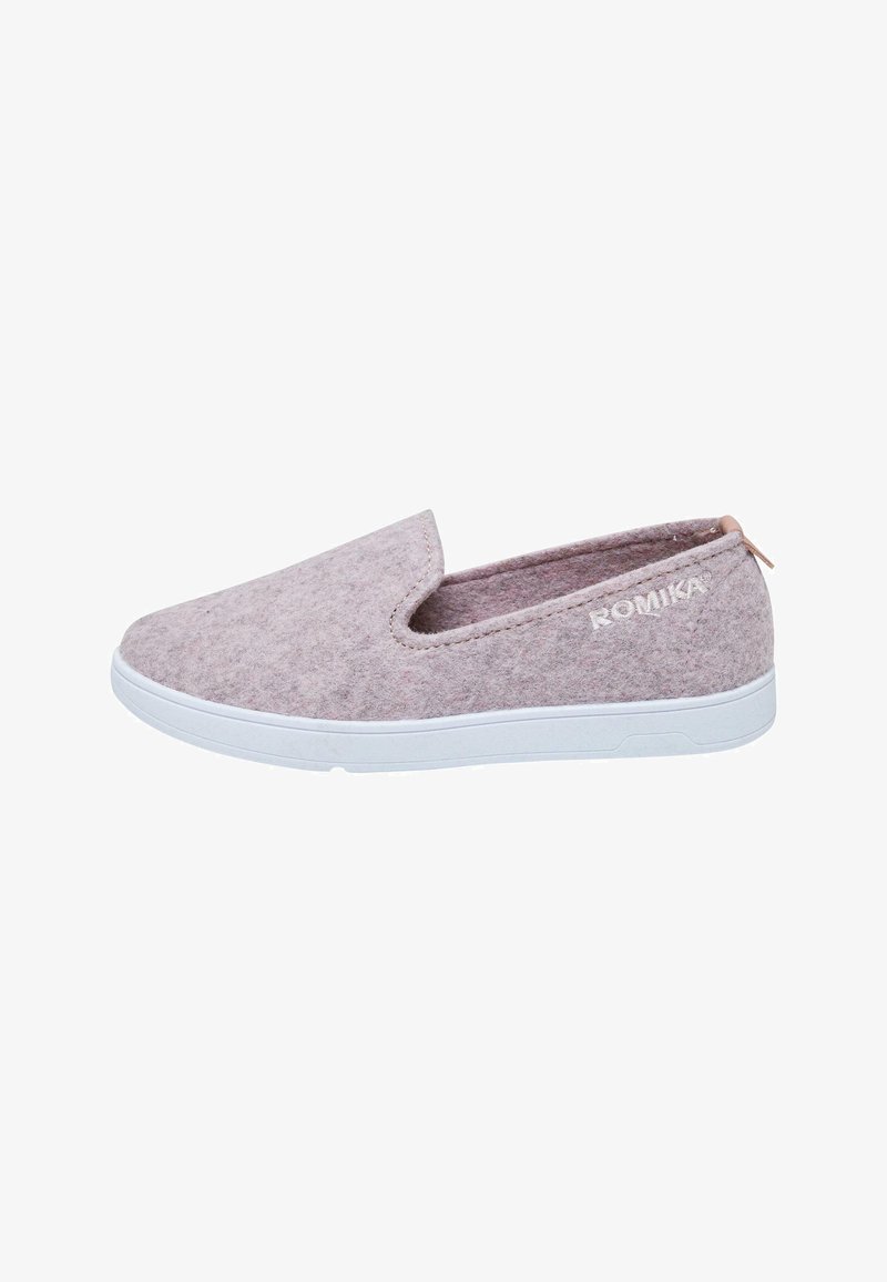 Baskets slip-on en feutre rose clair avec une semelle en caoutchouc blanche et un logo ROMIKA subtil sur le côté. Texture lisse et design minimaliste.