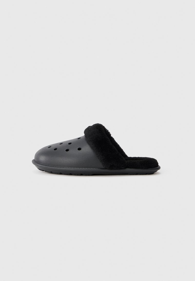 Chinelo preto sem fecho com orifícios de ventilação e forro de fleece macio, projetado para conforto e calor em ambientes interiores.