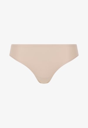 Fundo de biquíni nude sem costura, feito de um tecido suave e liso, com um design de cintura baixa e cobertura mínima, apresentando um acabamento limpo.