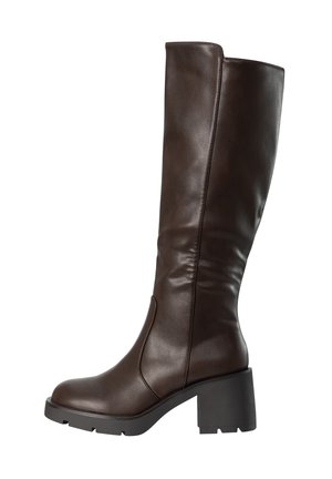 Botte en cuir brun foncé montant jusqu'au genou avec talon bloc et semelle robuste, vue de côté.