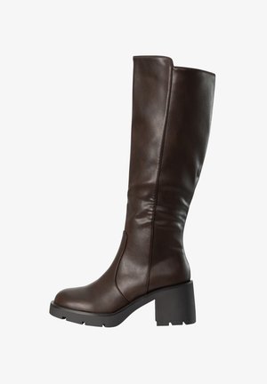 Bota de cuero marrón oscuro hasta la rodilla con tacón de bloque y suela robusta, vista lateral.