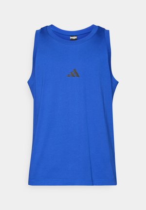 Top din bumbac de culoare albastră, cu decolteu rotund. Prezintă un mic logo Adidas negru pe piept. Design fără mâneci.