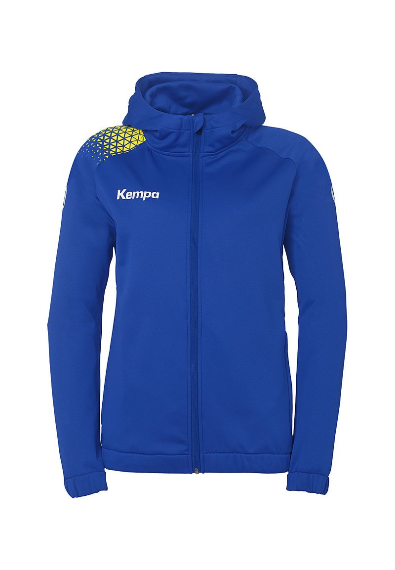 Blauwe ritsjack gemaakt van zachte stof, met een geel geometrisch patroon op de schouder, voorzakken en een capuchon. Merklongot weergegeven.