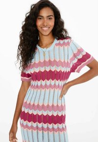 Sukienka dzianinowa z wzorem w zygzaki w odcieniach niebieskiego, różowego i burgundowego, z krótkimi rękawami, prążkowaną teksturą i dopasowaną sylwetką.