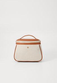 Textureret cremefarvet taske med en struktureret form, brune læderdetaljer, et top håndtag og en lynlåslukning med et lille logodesign.