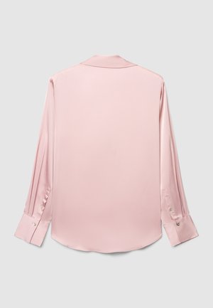 Camicia di satin rosa chiaro con maniche lunghe, colletto a punta e polsini con bottoni. Il retro presenta un design liscio e semplice.