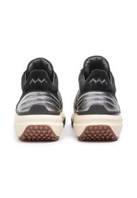 Sneaker nere e metalliche con tomaia testurizzata, tallone imbottito e suola in gomma marrone con battistrada circolare. Tre accenti a zigzag sul tallone.