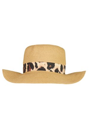 Lichtbruine strohoed met brede rand en een stoffen band met luipaardprint rond de kroon, afgebeeld op een witte achtergrond.