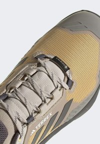 adidas Terrex TERREX SWIFT R3 GORE-TEX® - Hiking shoes - beige charcoal semi spark