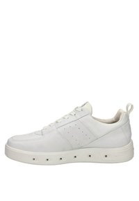 Weiße Ledersneaker mit perforiertem Detail an der Seite, Schnürsenkeln und einem erhöhten Absatz. Texturierte Gummisohle mit Belüftungsöffnungen.