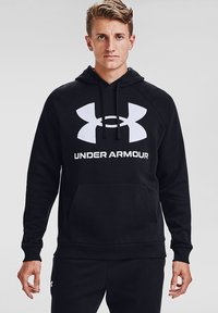 Felpa nera con cappuccio, caratterizzata da un grande logo Under Armour bianco. Realizzata in tessuto morbido, con tasca frontale e polsini a costine.
