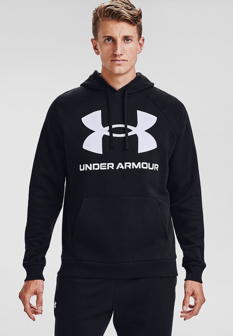 Felpa nera con cappuccio, caratterizzata da un grande logo Under Armour bianco. Realizzata in tessuto morbido, con tasca frontale e polsini a costine.
