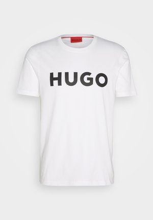 Biała bawełniana koszulka z wyraźnym czarnym napisem "HUGO" na froncie. Okrągły dekolt oraz krótkie rękawy. Gładka tekstura.