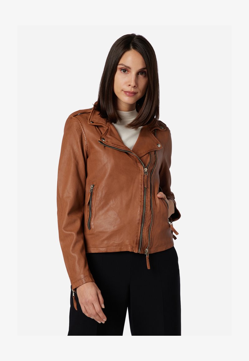 Bruine leren motorjack met een cropped ontwerp, asymmetrische ritssluiting en zilveren accenten. Voorzien van ritssluitingzakken en details op de mouwen.