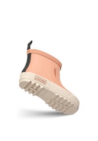 Botte en caoutchouc rose avec un talon noir et une semelle texturée. Présente une large sangle en haut et un accent de logo sur le côté.