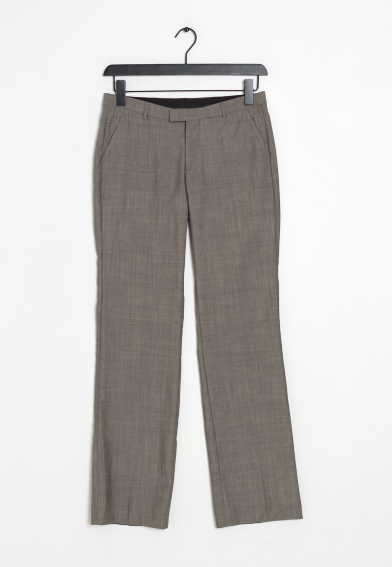Pantaloni da donna grigi in tessuto intrecciato con taglio dritto, tasche laterali e una superficie liscia. Appesi a un gancio di plastica nera su uno sfondo bianco.