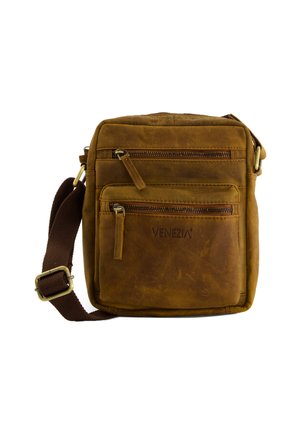 Hnědá kožená crossbody taška s dvěma zipovými předními kapsami, nastavitelným popruhem a embosovaným logem. Hladká textura s klasickým designem.