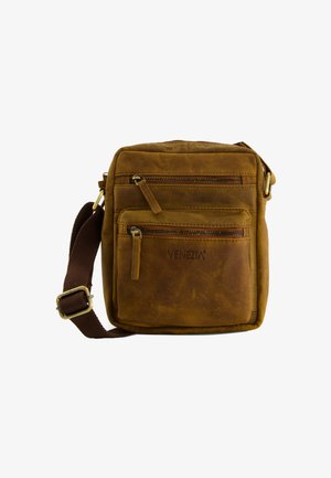 Braune Leder-Umhängetasche mit zwei Reißverschluss-Vordertaschen, verstellbarem Gurt und geprägtem Logo. Glatte Textur mit einem klassischen Design.