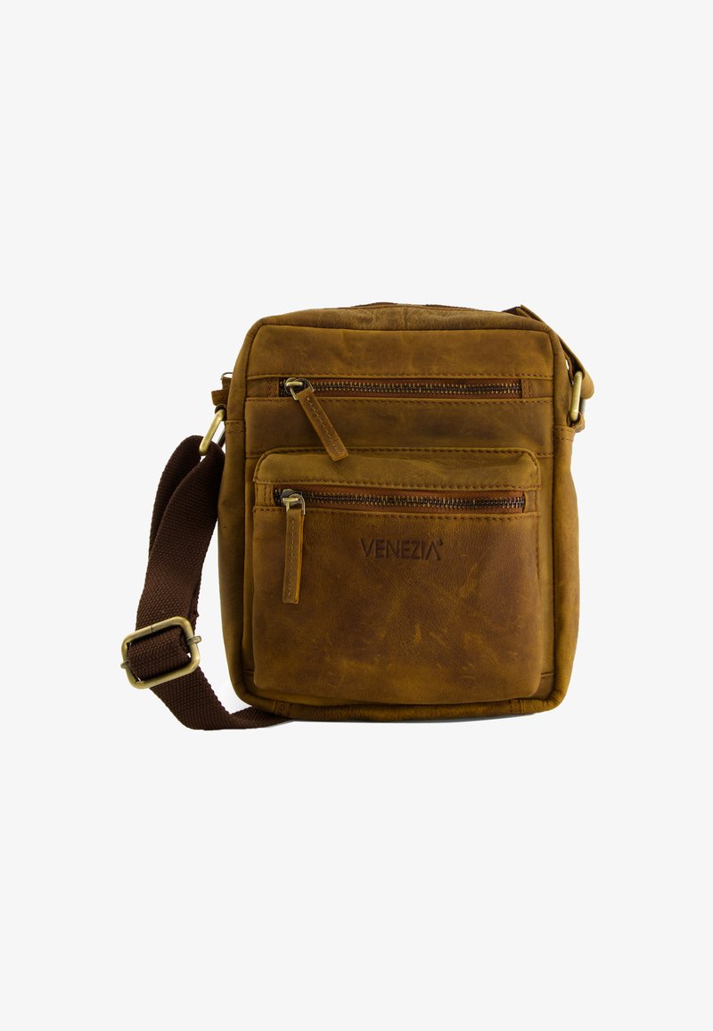 Hnědá kožená crossbody taška s dvěma zipovými předními kapsami, nastavitelným popruhem a embosovaným logem. Hladká textura s klasickým designem.