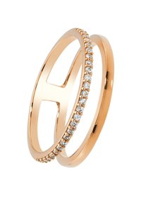 Bague double bande en or rose avec une bande extérieure lisse et une fine bande intérieure ornée de petites pierres claires sur un côté.