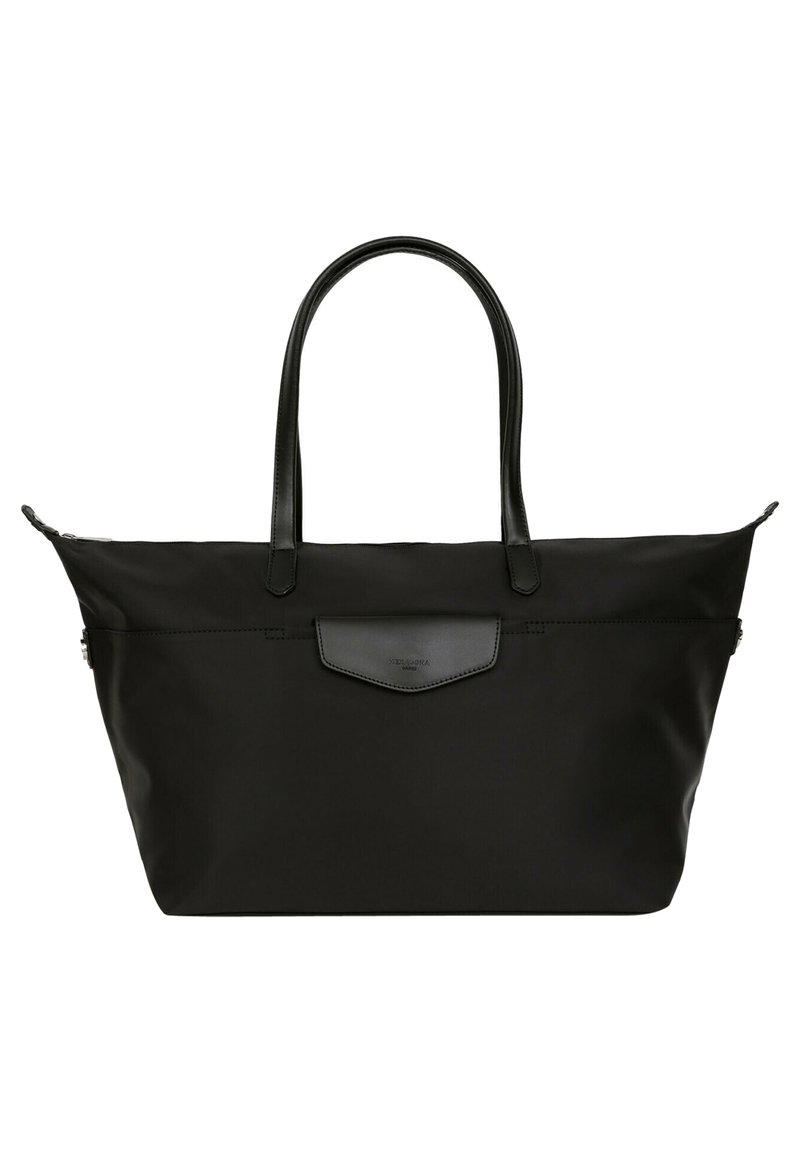 Zwarte totebag van nylon met leren accenten, voorzien van twee handvatten, een platte vorm en een ritsluiting. Minimalistisch design zonder patronen.