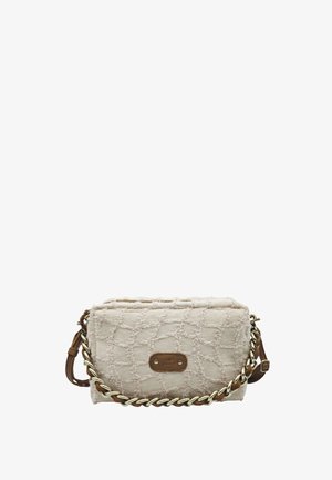 Petit sac à main en tissu beige texturé avec une chaîne dorée et une bandoulière en cuir marron, avec un patch logo marron indiquant "Mila Louise Paris."