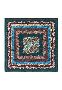 Alfombrilla textil colorida con un diseño de borde en capas en verde, azul, rosa y marrón, con "Bimba y Lola" bordado en rojo. Superficie texturizada.