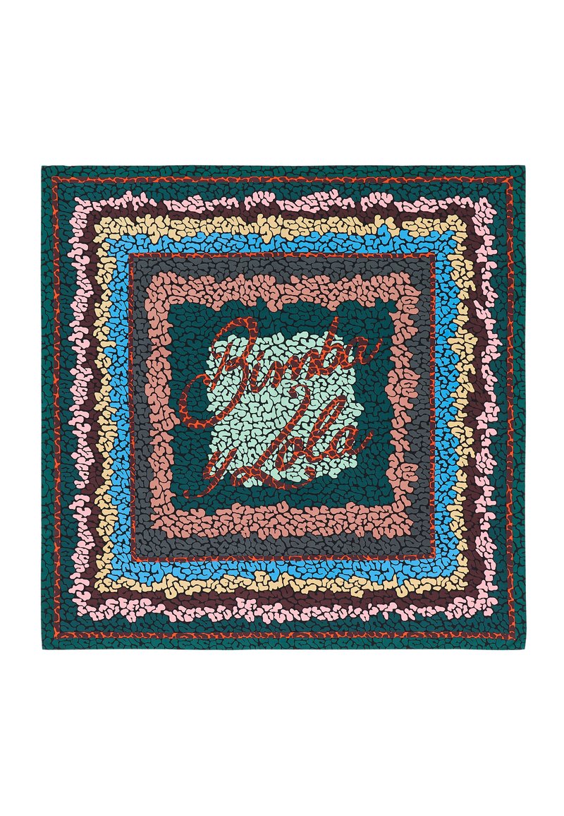 Alfombrilla textil colorida con un diseño de borde en capas en verde, azul, rosa y marrón, con "Bimba y Lola" bordado en rojo. Superficie texturizada.