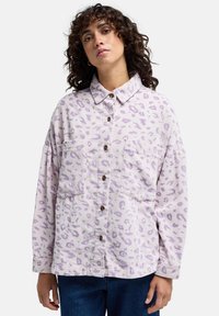 Jasnofioletowa kurtka koszulowa z korduru w leopardzie, z przodem na guziki, dwoma przednimi kieszeniami i oversize'owymi rękawami.