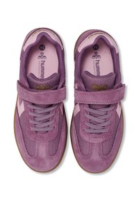 Fioletowe trampki z zamszową i siateczkową cholewką, kontrastowe jasnoróżowe akcenty, elastyczna gumowa podeszwa oraz regulowany pasek na rzep.