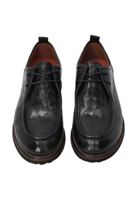 Zwarte leren schoenen met een gladde afwerking, ronde neus en veterontwerp. Beschikt over een bruine zool en subtiele stiksels.
