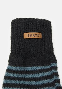 Schwarze Strickmütze mit horizontalen dunkelblauen und hellblauen Streifen. Sie verfügt über ein braunes Lederetikett mit dem prägedruckten "BARTS"-Logo.